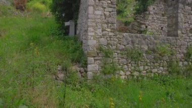 Barın eski şehrinin kalıntıları ya da Stari Grad. Baro şehrine yakın eski bir yerleşim yeri yok edildi. Karadağ 'ın tatil beldeleri. Bir el kamerası..