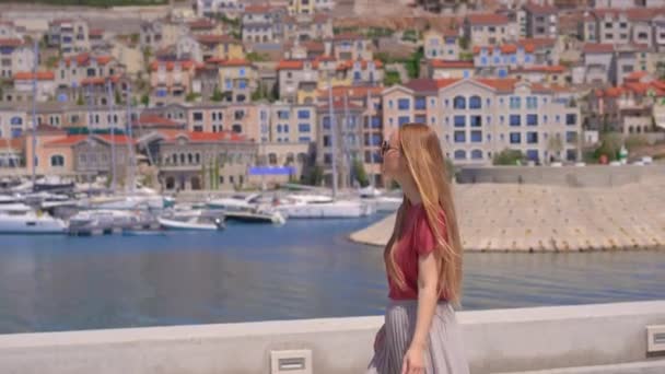 Молодая Женщина Идет Пирсу Залива Луштица Путешествие Черногорию — стоковое видео