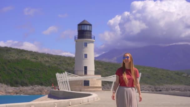 Seorang Wanita Muda Berjalan Dermaga Dari Lustica Bay Marina Perjalanan — Stok Video