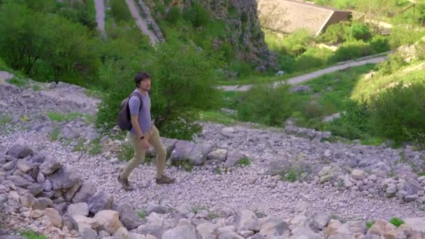 Jeune Homme Promène Sommet Château Dessus Ville Kotor Monténégro Une — Video