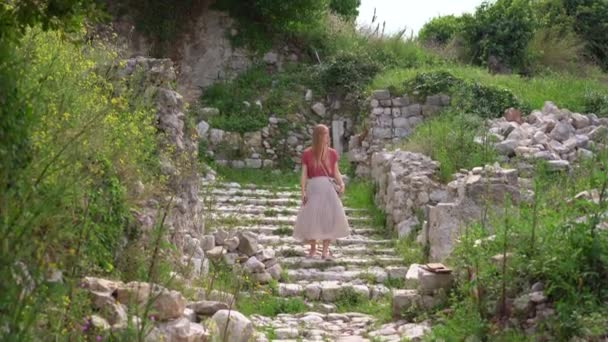一位年轻妇女参观了酒吧古城或Stari Grad的废墟 一座靠近巴尔城的被摧毁的古老定居点 黑山的旅游目的地 Handhold Shot — 图库视频影像