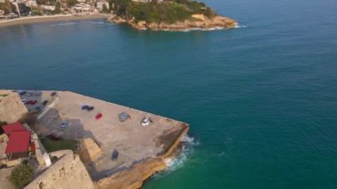 Hava videosu. Karadağ 'ın güney kesimindeki bir kıyı kenti olan Ulcinj' in yavaş çekimleri. Karadağ 'ın tatil beldeleri.