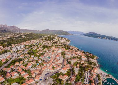 Herceg Novi şehir, marina ve Venedik Forte Mare, Boka Kotorska bay Adriyatik Denizi, Karadağ hava görünümünü.