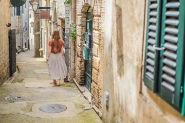 Herceg Novi 'deki kadın turist. Herceg Novi 'nin tarihi ve turistik merkezi. Karadağ.