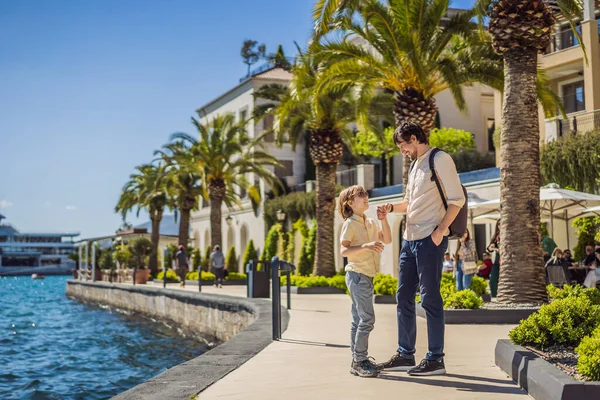 Far Och Son Turister Bakgrund Yacht Marina Vackra Medelhavet Landskap — Stockfoto