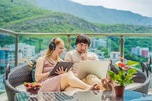 Man Vrouw Werken Het Terras Afgelegen Werkconcept — Stockfoto