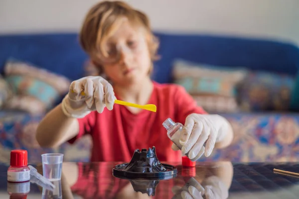 Chlapec Doma Provádí Chemický Experiment Dítě Ochrannými Brýlemi Studie Pomocí — Stock fotografie