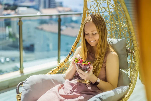 Porträtt Vacker Kvinna Bär Vacker Klänning Sitter Uteplats Och Äter — Stockfoto