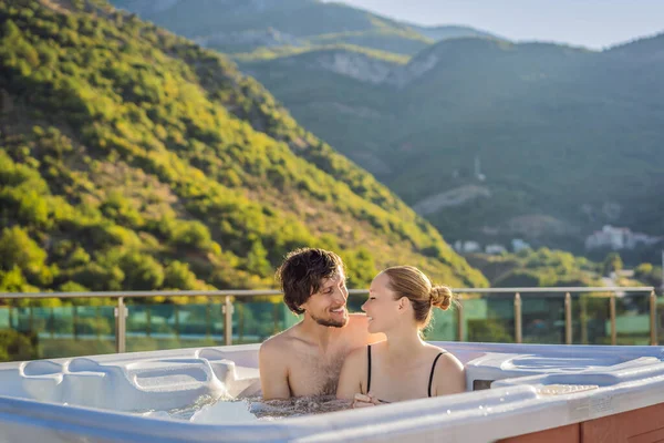 Retrato Joven Despreocupada Feliz Pareja Sonriente Relajarse Bañera Hidromasaje Durante —  Fotos de Stock