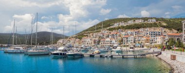 Karadağ 'ın Lustica Körfezi' nde mimarlık ve lüks yatlar. Karadağ 'da seyahat etmek. Her yere git..