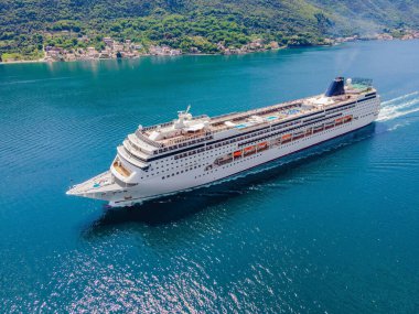 Covid 19 salgınından sonra Kotor Körfezi 'nde seyahat eden lüks yolcu gemisi geri dönüyor..