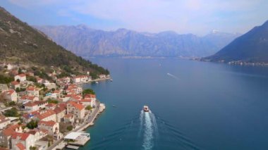 Hava videosu. Perast şehrinin manzarası. Şehrin merkezinde Saint Nikolas kilisesinin çan kulesi bulunmaktadır. Karadağ 'a Seyahat.