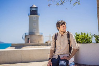 Karadağ 'ın Lustica Körfezi' ndeki mimari ve lüks yatların manzarasının tadını çıkaran erkek turist. Karadağ 'da seyahat etmek. Her yere git..