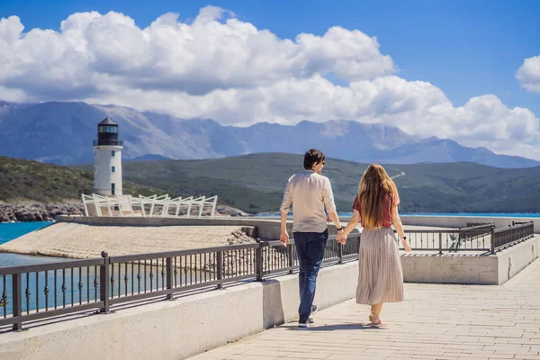 在黑山的卢斯狄加湾 情侣们一起欣赏着建筑和豪华游艇的美景 在黑山周围旅行的概念 到哪儿都可以 — 图库照片