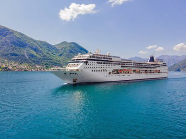 Covid 19 salgınından sonra Kotor Körfezi 'nde seyahat eden lüks yolcu gemisi geri dönüyor..