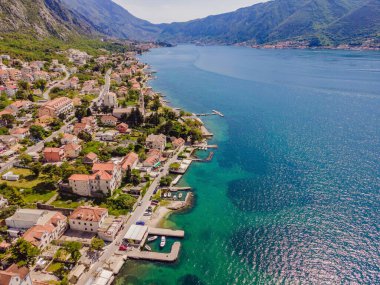 Karadağ. Boka Kotor Körfezi. Resimli sahil kasabası Dobrota 'ya, Deniz Biyolojisi Enstitüsü' ne ve St. Ilijah Kilisesi 'ne bakın..
