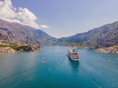 Covid 19 salgınından sonra Kotor Körfezi 'nde seyahat eden lüks yolcu gemisi geri dönüyor..