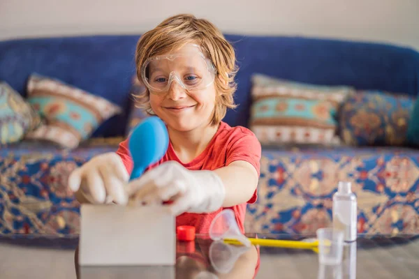 Chlapec Doma Provádí Chemický Experiment Dítě Ochrannými Brýlemi Studie Pomocí — Stock fotografie