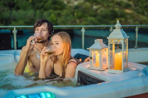 Retrato Joven Despreocupada Feliz Pareja Sonriente Relajarse Bañera Hidromasaje Durante —  Fotos de Stock