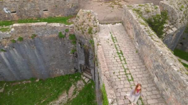 스로우 비디오 관광객 노비에 요새스 스페인 요새를 방문한다 그녀는 요새의 — 비디오