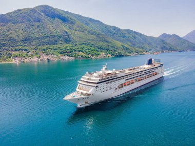 Covid 19 salgınından sonra Kotor Körfezi 'nde seyahat eden lüks yolcu gemisi geri dönüyor..