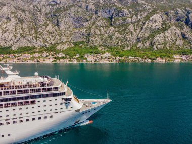 Covid 19 salgınından sonra Kotor Körfezi 'nde seyahat eden lüks yolcu gemisi geri dönüyor..