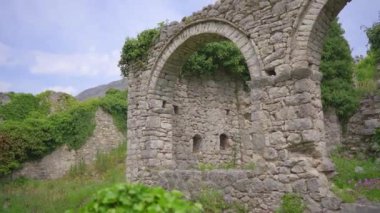 Barın eski şehrinin kalıntıları ya da Stari Grad. Baro şehrine yakın eski bir yerleşim yeri yok edildi. Karadağ 'ın tatil beldeleri. Bir el kamerası..