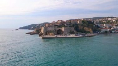 Hava videosu. Karadağ 'ın güney kesimindeki bir kıyı kasabası olan Ulcinj' in eski kasabasının yavaş çekimleri. Karadağ 'ın tatil beldeleri.