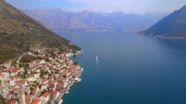 Hava videosu. Perast şehrinin manzarası. Şehrin merkezinde Saint Nikolas kilisesinin çan kulesi bulunmaktadır. Karadağ 'a Seyahat.