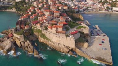 Hava videosu. Karadağ 'ın güney kesimindeki bir kıyı kasabası olan Ulcinj' in eski kasabasının yavaş çekimleri. Karadağ 'ın tatil beldeleri.