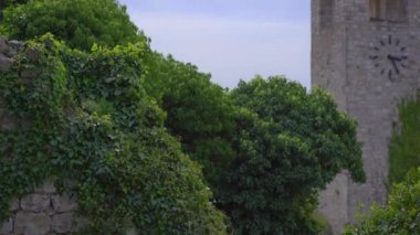 Barın eski şehrinin veya Stari Grad 'ın kalıntılarındaki bir saat kulesinin el kamerası görüntüsü. Baro şehrine yakın eski bir yerleşim yeri yok edildi. Karadağ 'ın tatil beldeleri.