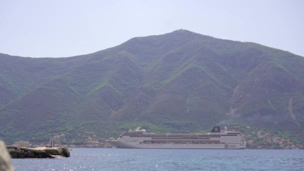 Een Groot Cruiseschip Vaart Door Boka Kotor Bay Zomer Montenegro — Stockvideo