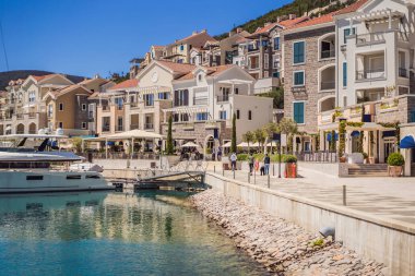 Karadağ 'ın Lustica Körfezi' nde mimarlık ve lüks yatlar. Karadağ 'da seyahat etmek. Her yere git..