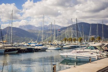 Yat marinası, sıcak renklerde güzel Akdeniz manzarası. Karadağ, Kotor Körfezi, Tivat şehri. Porto Karadağ yat limanı manzaralı. Her yere git..