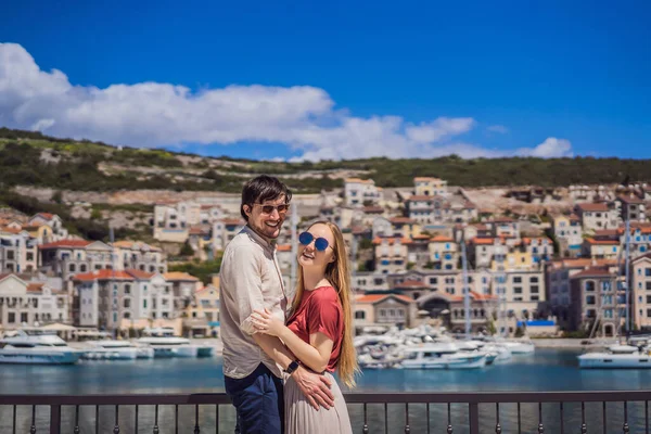 Casal Apaixonado Turistas Desfrutando Das Vistas Arquitetura Iates Luxo Lustica — Fotografia de Stock