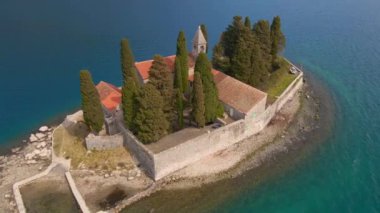 Hava videosu. Perast şehrine yakın Kotor Körfezi 'ndeki küçük bir adada bulunan Aziz George Katolik manastırı. Karadağ 'a seyahat. Yavaş çekim.