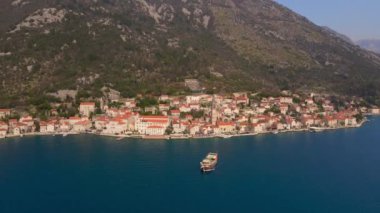 Hava videosu. Perast şehrinin manzarası. Şehrin merkezinde Saint Nikolas kilisesinin çan kulesi bulunmaktadır. Karadağ 'a Seyahat.