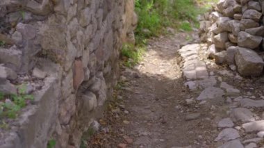 Barın eski şehrinin kalıntıları ya da Stari Grad. Baro şehrine yakın eski bir yerleşim yeri yok edildi. Karadağ 'ın tatil beldeleri. Bir el kamerası..