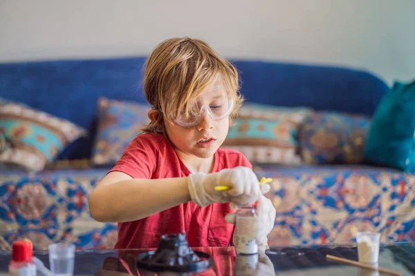 Chlapec Doma Provádí Chemický Experiment Dítě Ochrannými Brýlemi Studie Pomocí — Stock fotografie