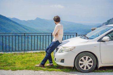 Blue River 'ın arka planında yeşil vadiden uzak dağlara doğru koşan bir turist. Karadağ 'ın güzel dağları ve Cievna Nehri.