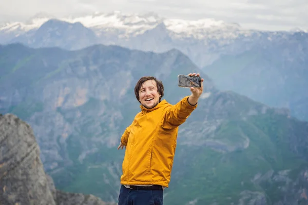 Hombre Turista Fondo Impresionantes Vistas Panorámicas Garganta Grlo Sokolovo Montenegro — Foto de Stock