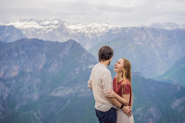 Man Och Kvinna Lyckliga Par Turister Bakgrunden Hisnande Panoramautsikt Över — Stockfoto