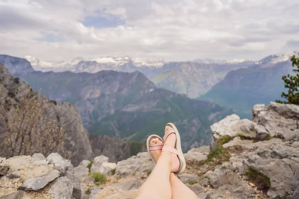 Donna Turista Sullo Sfondo Vista Panoramica Mozzafiato Della Gola Grlo — Foto Stock