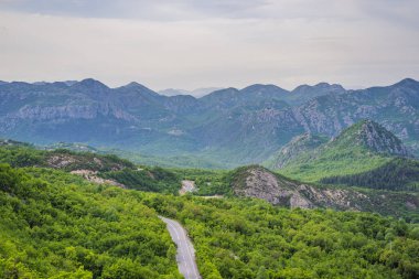 Karadağ. Resimli kanyon. Kanyonu çevreleyen dağlar. Dağların yamaçlarındaki ormanlar. Dağları aşan sis.