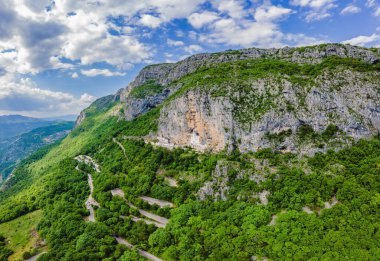 Ostrog Manastırı, Karadağ 'ın Ostroska Greda kentindeki büyük kayanın tepesindeki Sırp Ortodoks Kilisesi dikey bir arka plana karşı yer alıyor. Ostrog 'lu Aziz Basil' e ithaf edilmiştir..