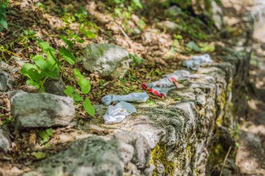 Ostrog Manastırı 'na ayakkabısız tırmanmak bir gelenektir. İnsanlar çıplak ayakla kalkarlar ve çoraplarını yolda bırakırlar. Ostrog Manastırı, Sırp Ortodoks Kilisesi