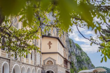 Ostrog Manastırı, Karadağ 'ın Ostroska Greda kentindeki büyük kayanın tepesindeki Sırp Ortodoks Kilisesi dikey bir arka plana karşı yer alıyor. Ostrog 'lu Aziz Basil' e ithaf edilmiştir..