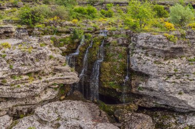 Cievna nehrindeki Niagara Şelalesi. Karadağ, Podgorica yakınlarında.