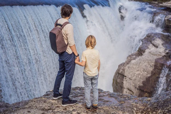 Baba Oğul Turistler Cievna Nehrindeki Picturesque Niagara Şelalesi Nin Arka — Stok fotoğraf