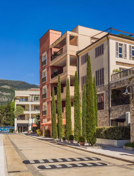 Yat marinası, sıcak renklerde güzel Akdeniz manzarası. Karadağ, Kotor Körfezi, Tivat şehri. Porto Karadağ yat limanı manzaralı. Her yere git..